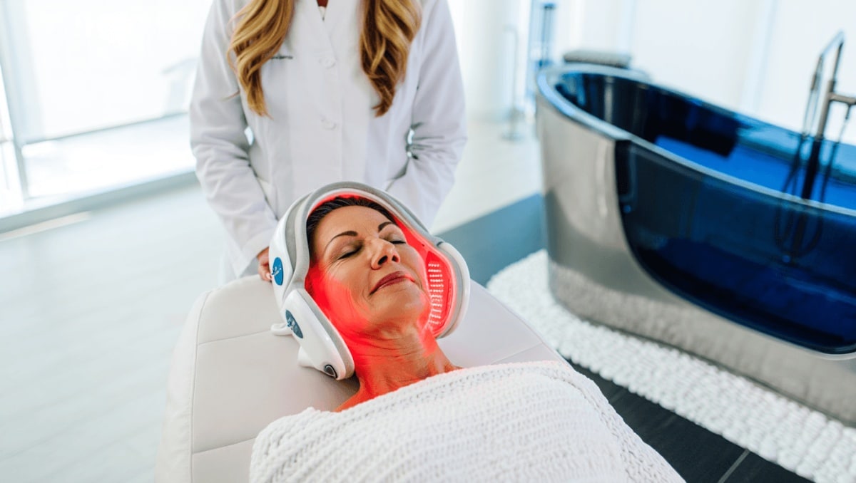 'Fox &amp; Friends' dives into red light and contrast therapies for Wellness Week