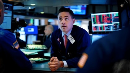 US stocks trim their losses for June