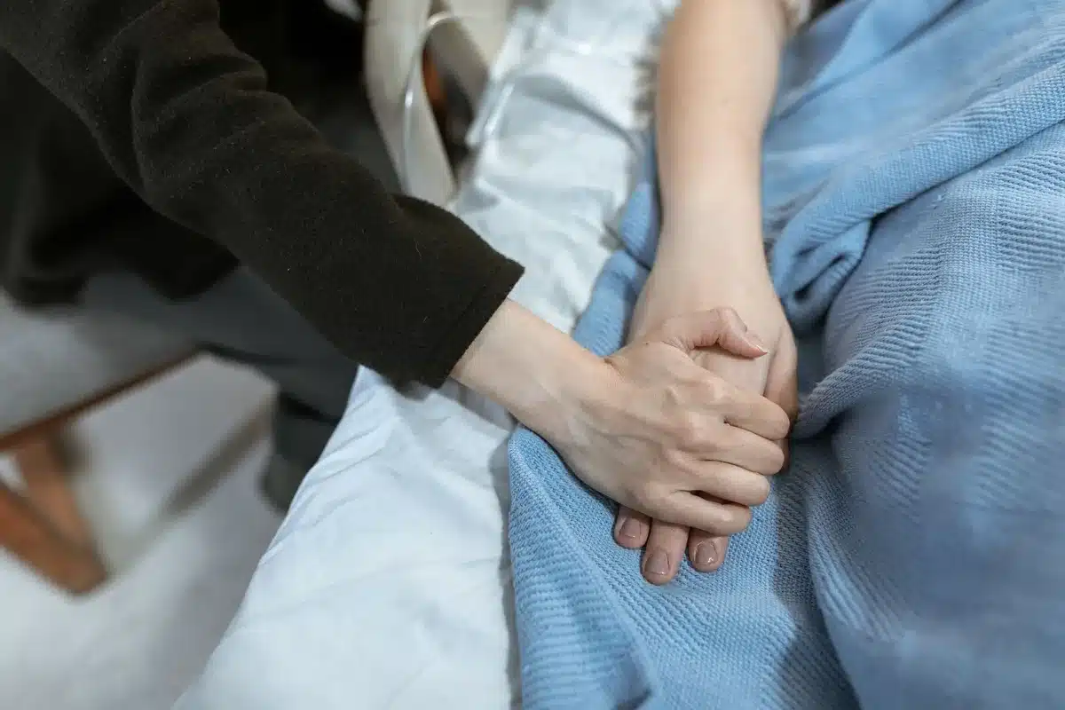 Pacjentka otrzymująca wsparcie od zespołu medycznego w klinice onkologicznej