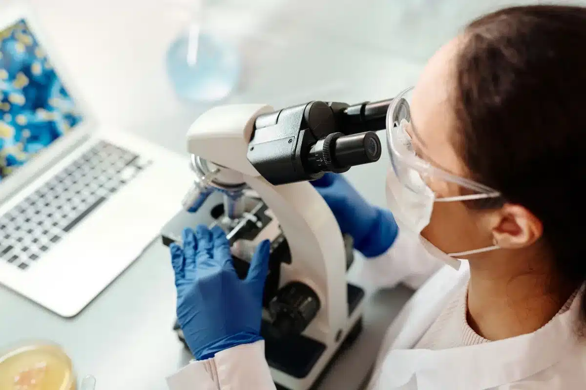 Istraživač radi sa uzorcima virusa u laboratoriju opremljenom zaštitnom tehnologijom