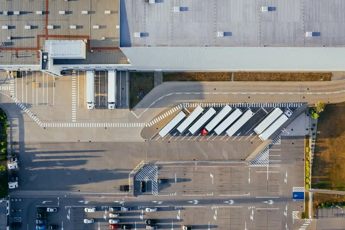 Lagerhaus mit Versandcontainern und Logistikarbeitern
