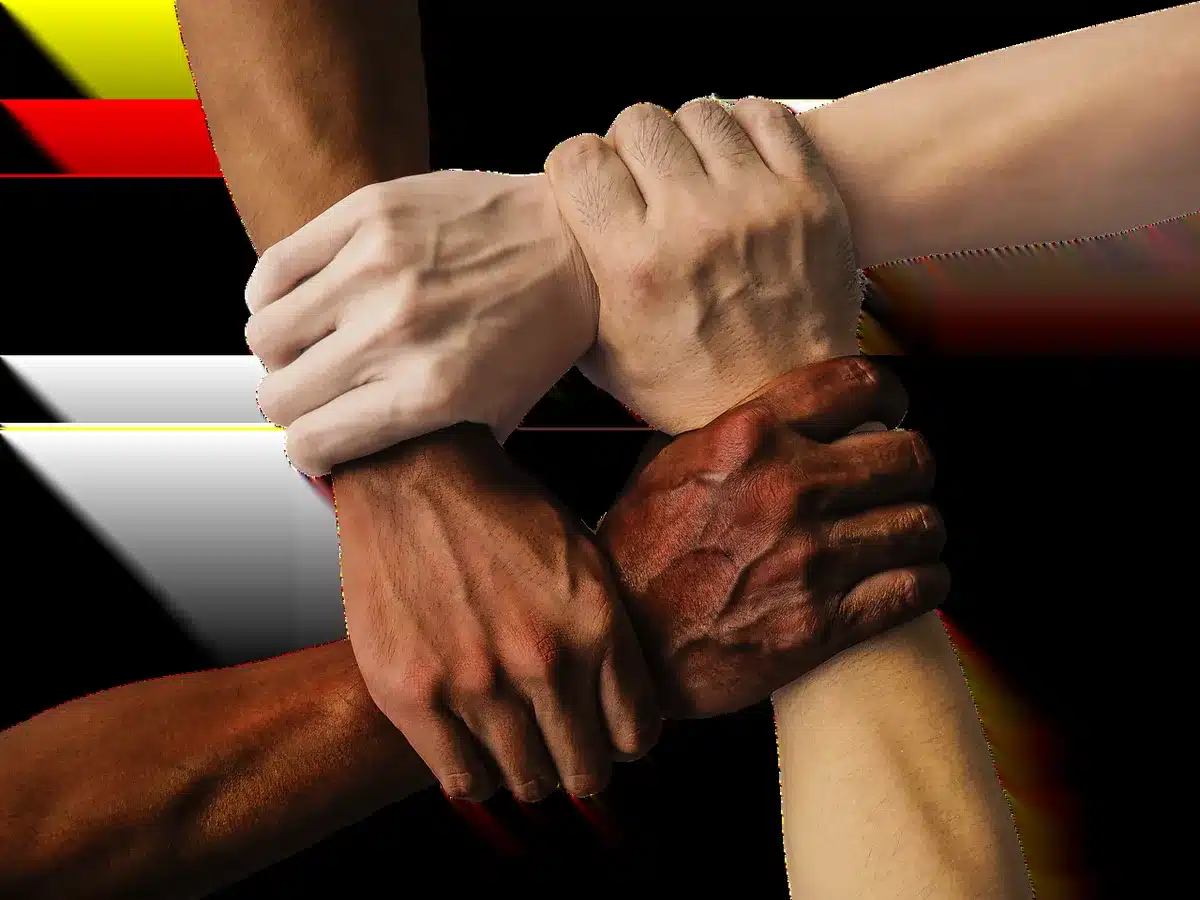 Grupa ljudi koja se druži i razgovara u krug, podržavajući jedni druge