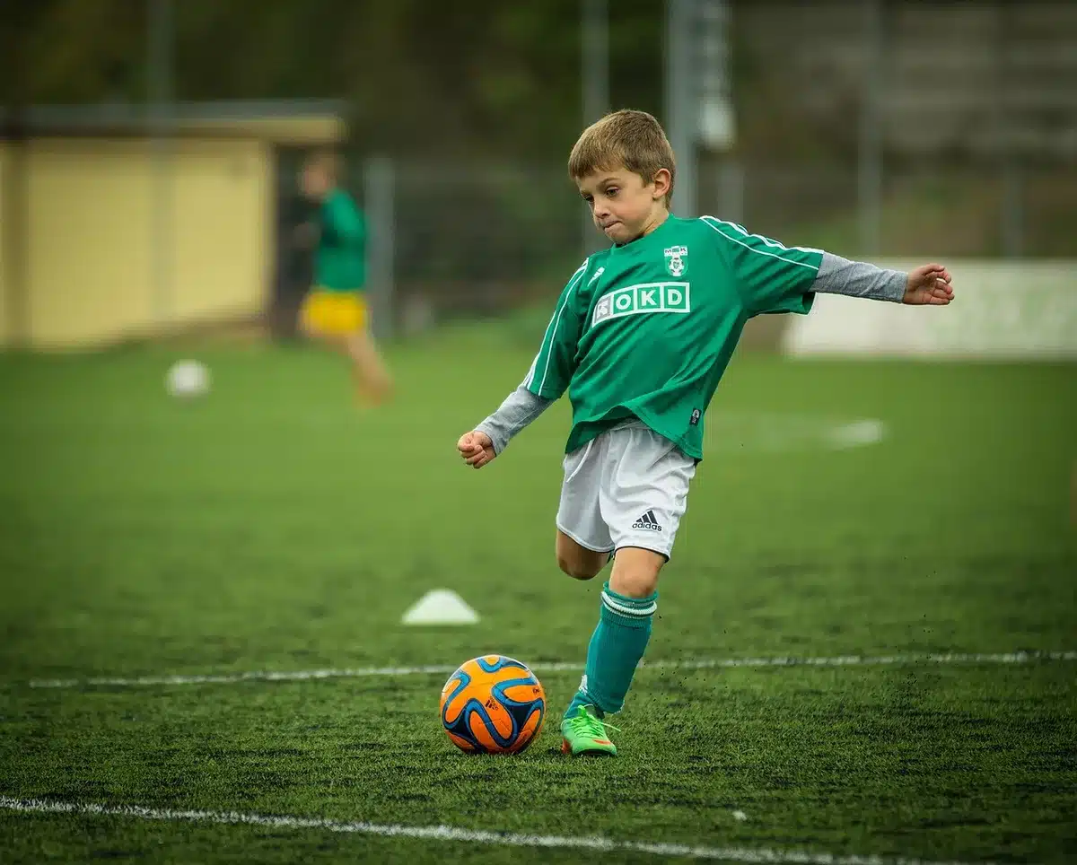 Sports medicine professional consulting an athlete about gastrointestinal distress