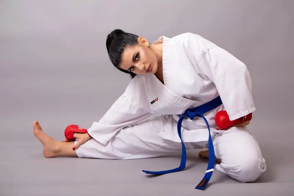 Michael Page-style long reach and karate stance demonstrated in the cage
