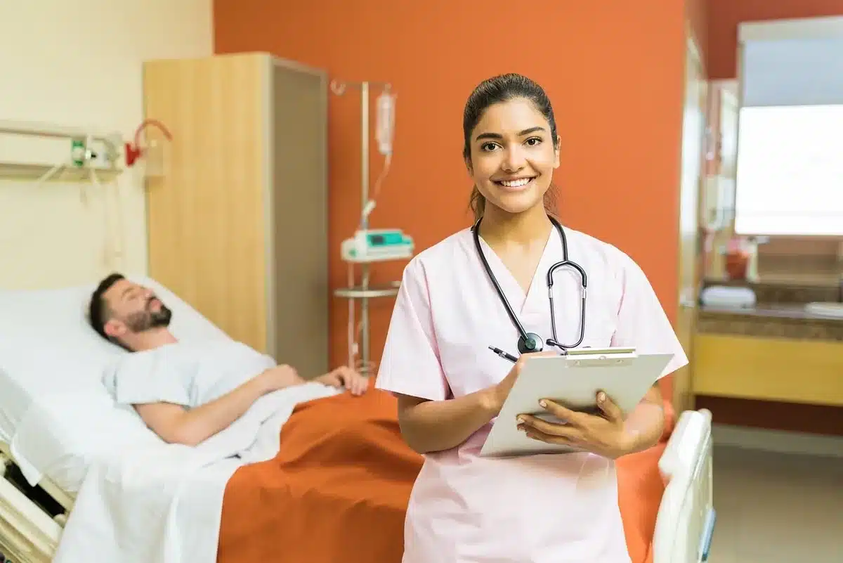 Profesional de la salud conversando con paciente y tomando notas